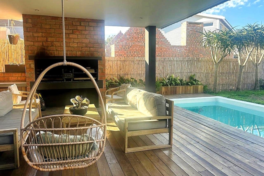 To Let 7 Bedroom Property for Rent in Wavecrest Eastern Cape